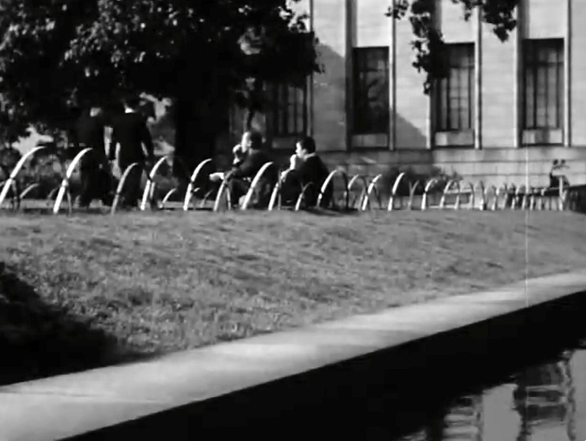 小津安二郎の『麦秋』で私が一番好きなシーン。
東京国立博物館の池のふちに腰掛けて老父婦がサンドイッチを食べつつ会話している。

「うちも今が一番いい時かもしれないね」
「ああ、今日はいい日曜だった」

この池を埋めて芝生のイベントスペースにするって本当ですか…静かな場所を残して欲しい。