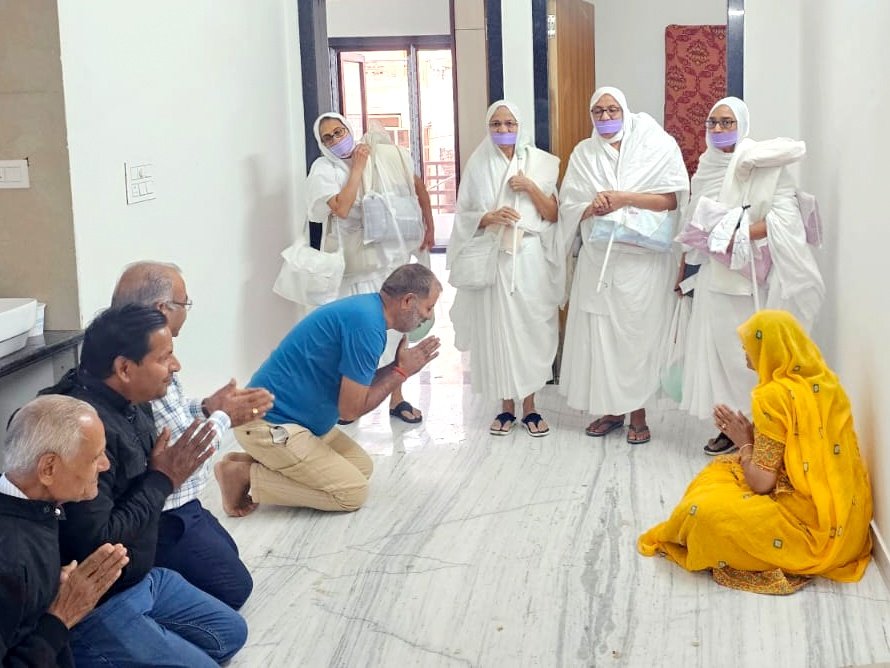 maansinghbarath's tweet image. नाथद्वारा राबचा में नवनिर्मित निजनिवास में साध्वी मां उज्जवलप्रभा जी, अनुप्रेक्षाश्री जी, प्रबोधयशा जी, सम्मतिप्रभा जी पधारे उनके पावन पगल्या से घर में शुभता का प्रसार हुआ साथ ही संपूर्ण परिवार को आशीर्वाद और मार्गदर्शन प्राप्त हुआ 

#jain #rajsamand #jainsamaj #maansinghbarath