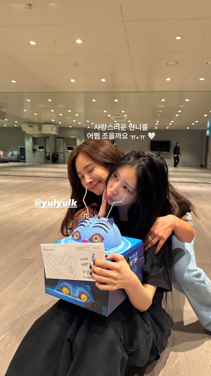Yuri and her long time dancer 💕