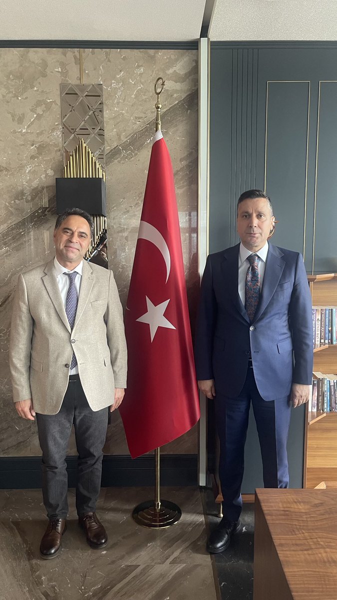 Bingöl Devlet Hastanesi’nin önceki Başhekimlerinden , İstanbul Sancaktepe Eğitim ve Araştırma Hastanesi Üroloji Kliniği Şefi , kıymetli dostum Sayın Doç. Dr. Cahit Şahin’i misafir etmekten büyük bir memnuniyet duydum.
Nazik ziyaretleri ve değerli sohbetleri için kendilerine