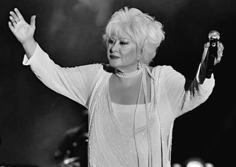 Türk sanat müziğimizin unutulmaz sesi, kıymetli sanatçımız Muazzez Abacı’nın aramızdan ayrıldığını derin üzüntüyle öğrendim. Kendisine Allah’tan rahmet; ailesine, sevenlerine ve sanat camiamıza başsağlığı diliyorum.
“Çok Yalnızım” şarkısını Ne çok söylerdim bu şarkıyı 11-12