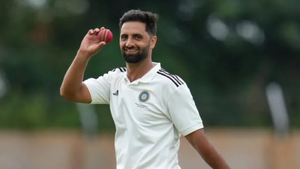 Vipintiwari952's tweet photo. Everyone keeps saying India lacks quality domestic bowlers, but here’s Aaquib Nabi proving otherwise.

Ranji Trophy 2024–25 stats:
- Matches: 12
- Wickets: 68
- Average: 13.82
- Strike Rate: 30.89
- 5-Wicket Hauls: 9
- 10-Wicket Matches: 3
- Maintains an excellent line and length.
- Generates good pace consistently.
- Shows remarkable consistency and control throughout the season.

Sadly, what he lacks is support, recognition, and a push from selectors.