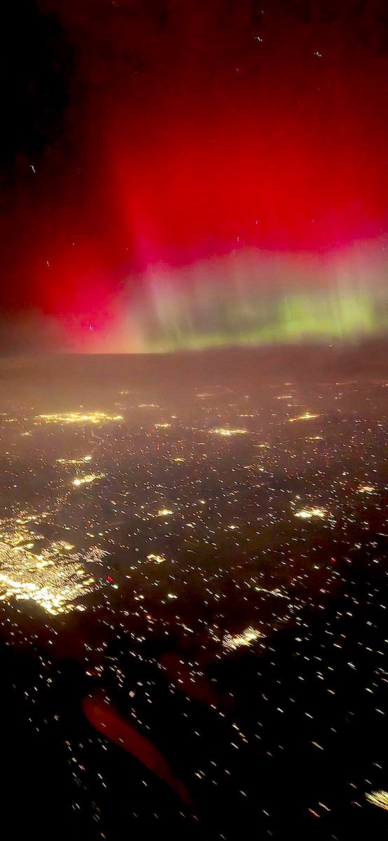 ÚLTIMA HORA : Una Nueva tormenta geométrica G4 acaba de azotar la Tierra provocando auroras boreales extremas!

Aurora boreal sobre el área de Chicago: ¡Qué gran Vista aérea!