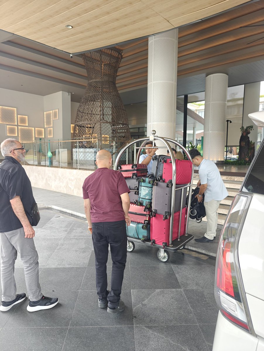 rizuan_1994's tweet photo. Welcome Mr zakir from India uk,coming on vacation with his family in Langkawi Island.have fun enjoying the beauty of the Langkawi Island and enjoying the best activities in Langkawi

#travellangkawi #tourguidelangkawi #drivelangkawi #letgolangkawi #tourlangkawi #langkawiisland https://t.co/8SKrGxg9mn