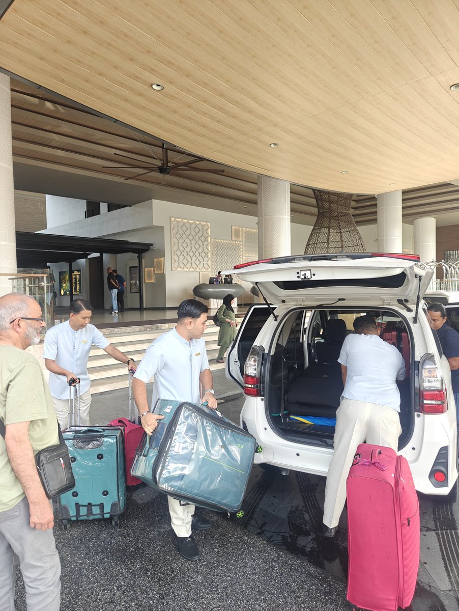rizuan_1994's tweet photo. Welcome Mr zakir from India uk,coming on vacation with his family in Langkawi Island.have fun enjoying the beauty of the Langkawi Island and enjoying the best activities in Langkawi

#travellangkawi #tourguidelangkawi #drivelangkawi #letgolangkawi #tourlangkawi #langkawiisland https://t.co/8SKrGxg9mn