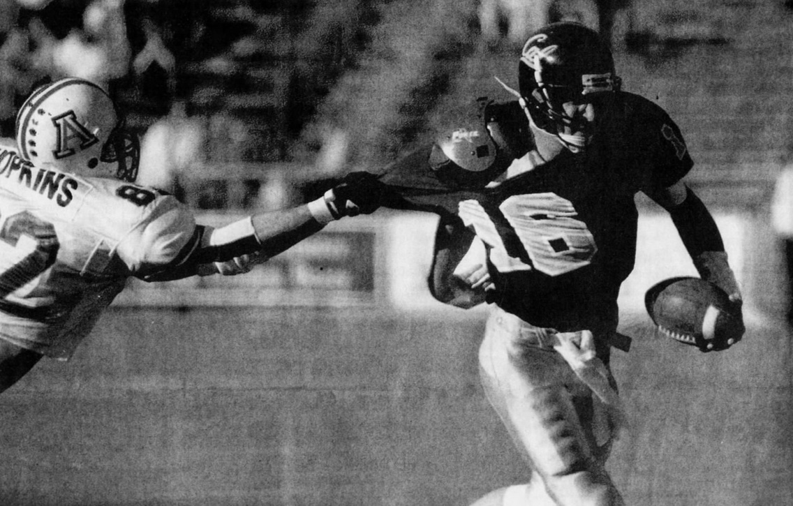 AZSportsHistory's tweet image. 11/13/93 - Needing a win over Cal to clinch the PAC-10 and a #RoseBowl berth for the first time in program hist., UA football blew a 20-0 halftime lead, losing 24-20. UA WR Terry Vaugn fumbled a pass w/3:38 remaining that Cal scooped and scored to take their only lead. #BearDown