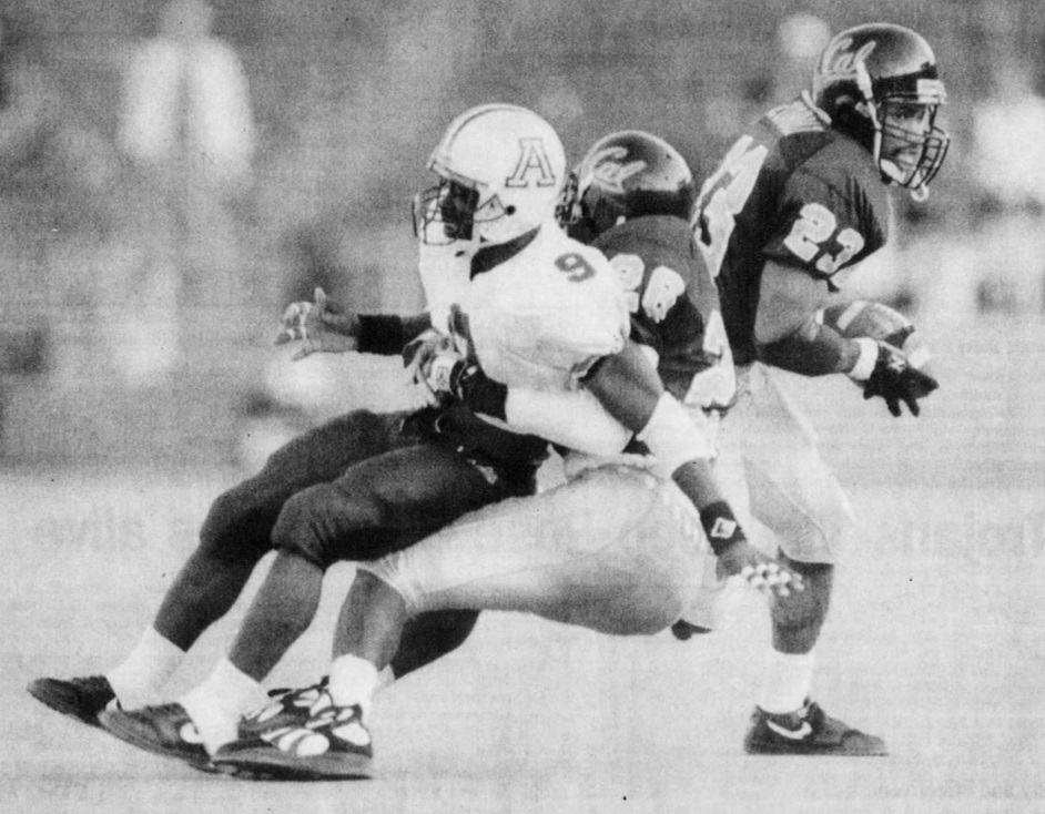 AZSportsHistory's tweet image. 11/13/93 - Needing a win over Cal to clinch the PAC-10 and a #RoseBowl berth for the first time in program hist., UA football blew a 20-0 halftime lead, losing 24-20. UA WR Terry Vaugn fumbled a pass w/3:38 remaining that Cal scooped and scored to take their only lead. #BearDown