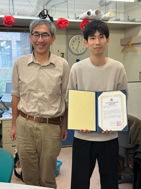 sadalab_mc's tweet photo. 鷹栖くん（M2）が日本化学会北海道支部2025年度夏季研究発表会にて、混合有機溶媒中における温度応答性の発現に関する研究で優秀講演賞を受賞しました💯
鷹栖くんおめでとうございます！🍶👏🎊 https://t.co/nSXycmkhuG
