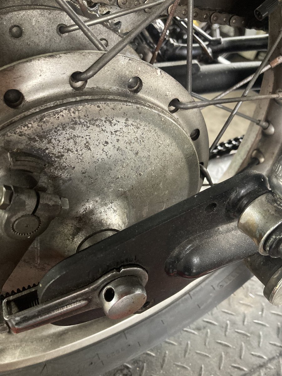 SR400のリヤです、コレ見て違和感を感じた貴方はSR乗りOKです🙆‍♀️ #SR400 #素人整備　　　
#個人売買の闇　#プロならありえない　#DIY整備もほどほどに