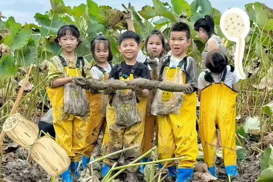 East_Bridge666's tweet photo. Several kids worked together to dig out a whole lotus root. So proud of them. 👏😜 #LotusRoot #KidsTeamwork https://t.co/kHWlYLbc88