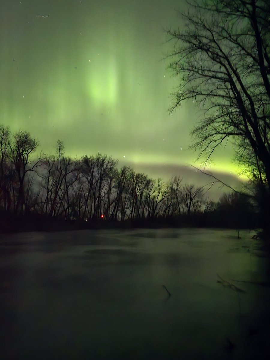 #Aurora,  still pretty and still dancing over my little half frozen lake in #Manitoba 11 pm.CT
It's been a fantastic two days of aurora!