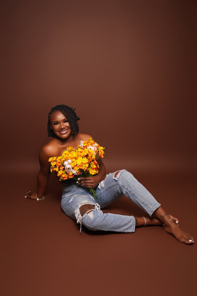 __naeeedeann's tweet photo. may the flowers remind you why the rain was necessary 💐. embracing 27 🤍
#NAEvember12th🦋 https://t.co/Oq23pVOMQG