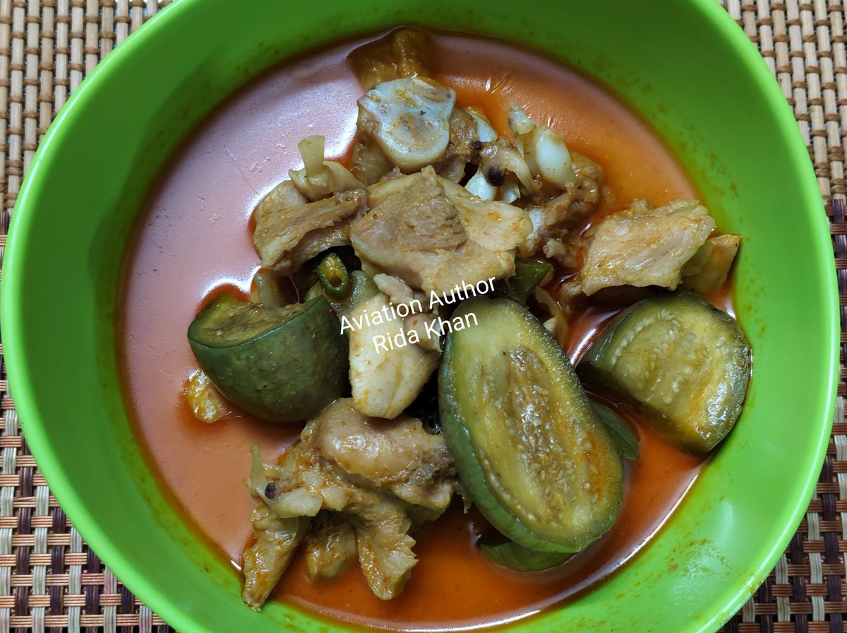 Thai eggplant chicken curry made by my brother's wife.. goes well with rice but I had with tortilla.. 
#food #thaifood #foodie