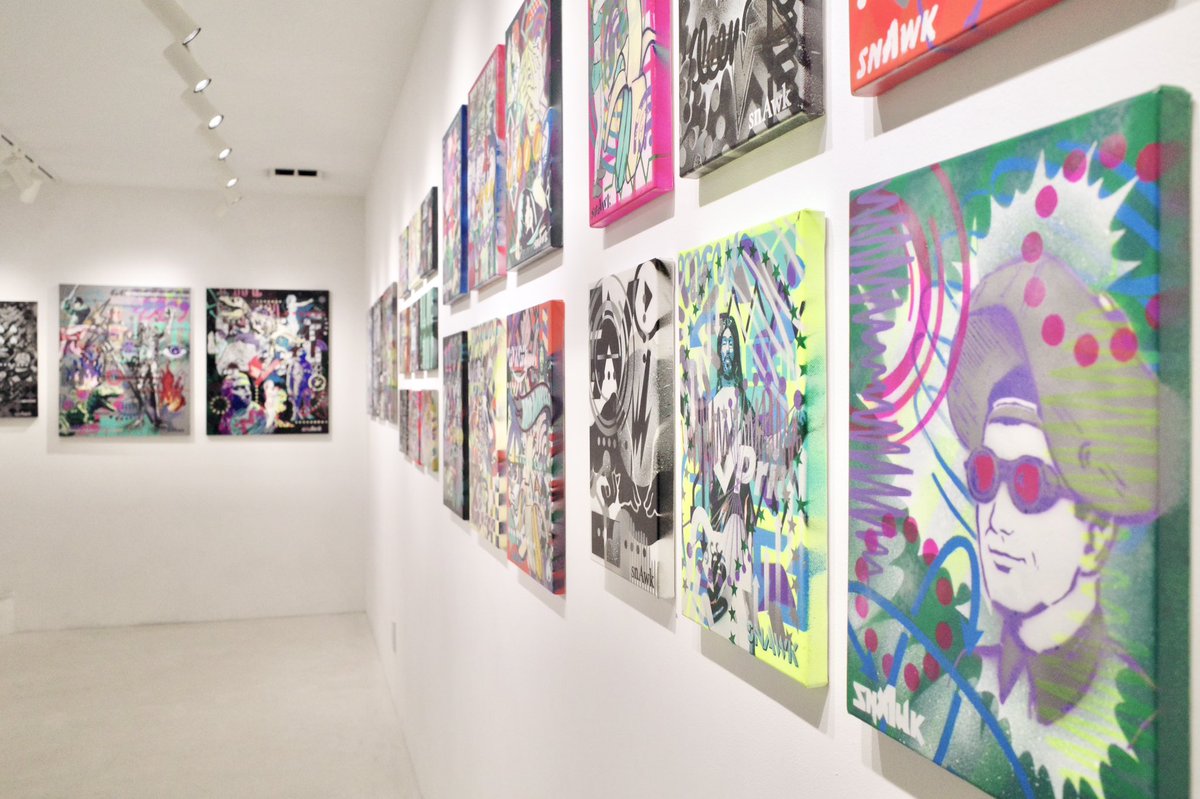 JITSUZAISEIオープンしました！
残り会期はあと4日となりました。本日もご来店をお待ちしております🙇‍♂️

at any place I.s.s. presents
snAwk個展「The Earth is Flat and I DOOMSCROLL」
2025.10/31(金)~11/16(日)※火水休廊
14:00~19:00/BAR19:00~

▼ONLINE SHOP
jitsuzaisei.official.ec