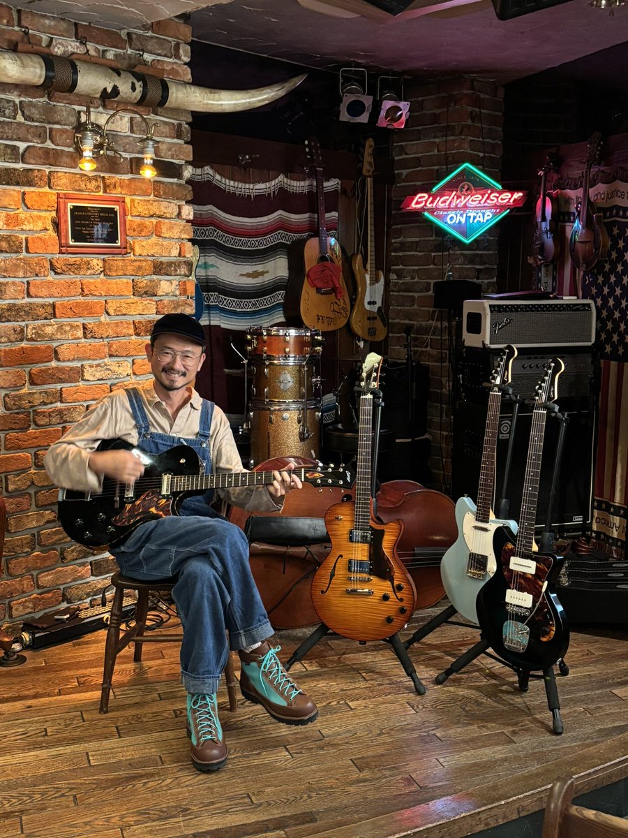 長岡さん、コリングス試奏&amp;良きコメントありがとうございました！
ギターマガジン コリングス特集号
本日発売です。
下記にてゲットくださいませ。

rittor-music.co.jp/magazine/detai…

#collings #コリングス #長岡亮介