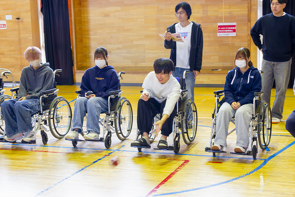 imwc_1's tweet image. 理学療法学科1年(11期生）は、保健体育で、パラリンピック正式種目でもある「ボッチャ」を体験しました！
imwc-ichinoseki.ac.jp/info/physical/…