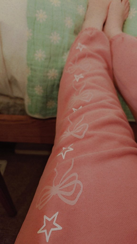 Miss_Calypso22's tweet photo. This is truly the most comfy outfit ever with the best linen scent on top ? Oof #gamergirl #Fitcheck #OBSESSED #contentcteator #TikToker #twitchaffiliate #atedown https://t.co/IssENGORZB