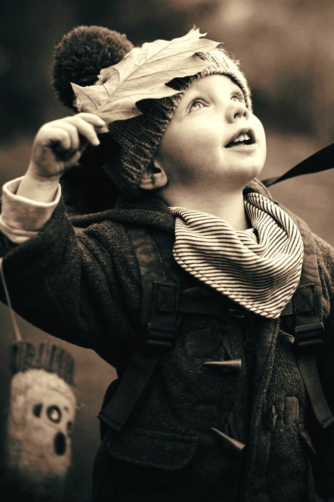 «Il regno di Dio non viene
in modo da attirare l’attenzione...
Perché, ecco, il regno di Dio
è in mezzo a voi!»
Lc 17,20-25

#Vangelo 

"Se vai nella parte
più recondita del mondo
troverai tracce di Dio,
ma se scendi nel tuo cuore
troverai Dio in persona."

Madeleine Delbrêl