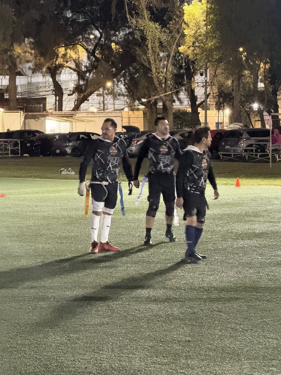 FECCCDMX's tweet image. 🏈 ¡Victoria de los Leones! 🦁🔥
Los Leones de la FECC y FGJCDMX vencieron 40-33 a Buenos Muchachos en un gran duelo de Flag Football.
De fondo sonaba Zoé en el GNP, marcando una noche llena de energía y garra. 💪🎶
#LeonesFECC #FGJCDMX #FlagFootball #OrgulloFECC #FECC #CDMX