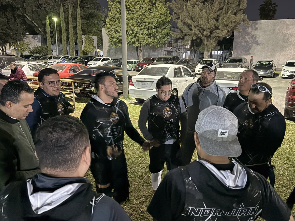 FECCCDMX's tweet image. 🏈 ¡Victoria de los Leones! 🦁🔥
Los Leones de la FECC y FGJCDMX vencieron 40-33 a Buenos Muchachos en un gran duelo de Flag Football.
De fondo sonaba Zoé en el GNP, marcando una noche llena de energía y garra. 💪🎶
#LeonesFECC #FGJCDMX #FlagFootball #OrgulloFECC #FECC #CDMX