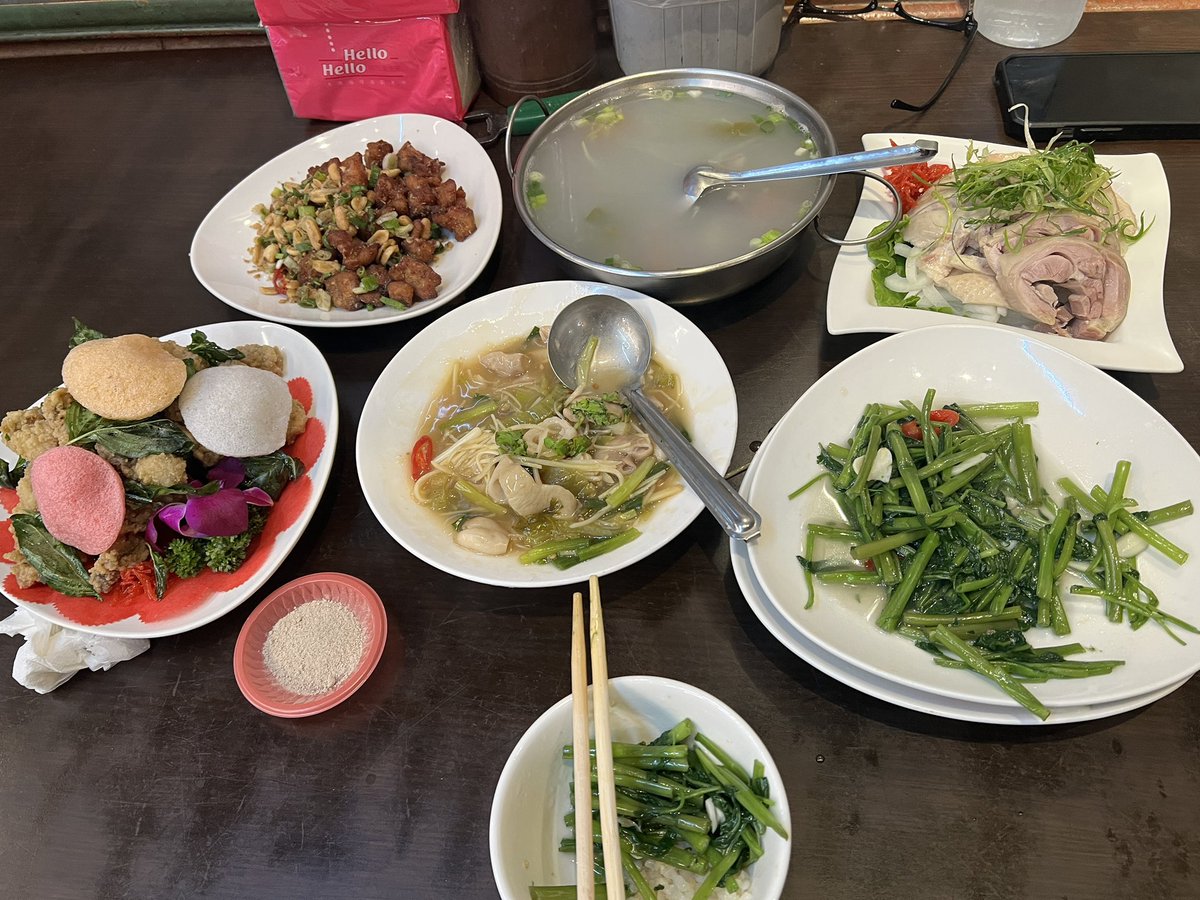 吃飽了，一直被推豬油拌飯⋯

好啦，是真的好吃😋
飯是我喜歡的粒粒分明🍚