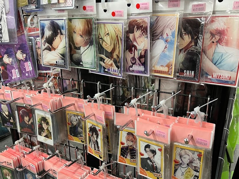 入荷情報】 「Sympathy Kiss」アクリルブロマイド等が入荷