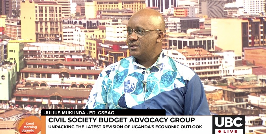 CSBAGUGANDA's tweet image. When you come as an investor come to invest not hawk; look at downtown the Chinese who are also hawking. Govt should find ways to sort investor issues effectively.
@CSBAGUGANDA ED @JuliusMukunda 

#CreditScoreUG #CheckTheScoreUG 
@mofpedU @mtic_uganda @BOU_Official