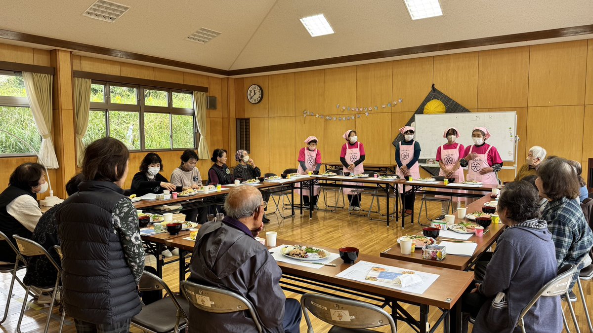 keikouchi23's tweet image. 堀越コミュニティセンターに食推さんがいらして、誕生日会のお食事を作ってくださいました！
10食品群が全部入っていて栄養たっぷり！美味しかったです！
ありがとうございます😊
柿なます、レシピをいただいたので作ってみます！
今年は柿が豊作！
西条柿も出荷中ですよ〜

#美祢市
#サロン
#健康
#PR