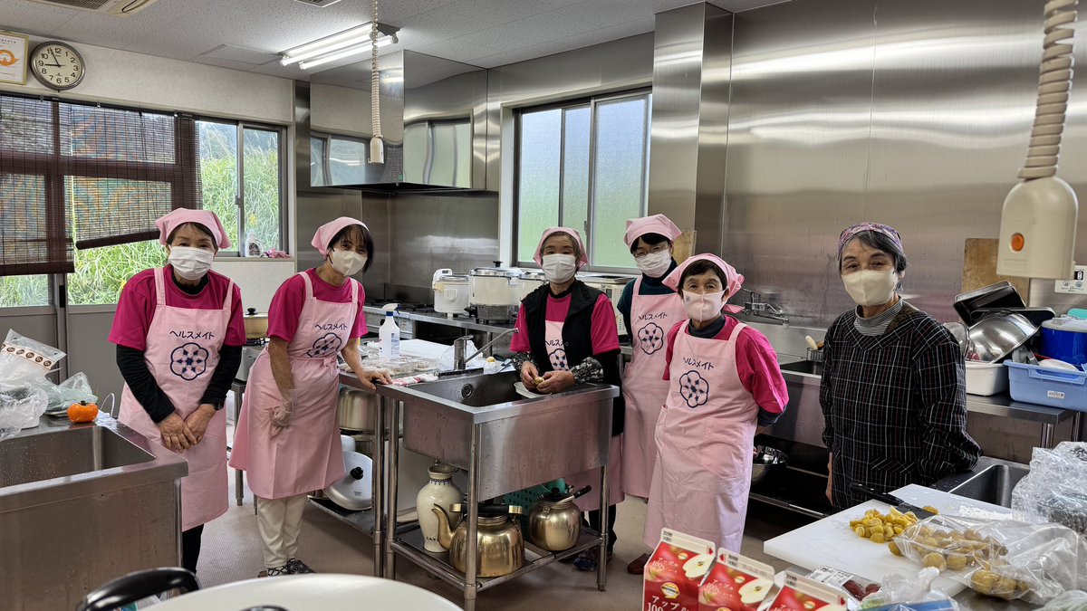 keikouchi23's tweet image. 堀越コミュニティセンターに食推さんがいらして、誕生日会のお食事を作ってくださいました！
10食品群が全部入っていて栄養たっぷり！美味しかったです！
ありがとうございます😊
柿なます、レシピをいただいたので作ってみます！
今年は柿が豊作！
西条柿も出荷中ですよ〜

#美祢市
#サロン
#健康
#PR