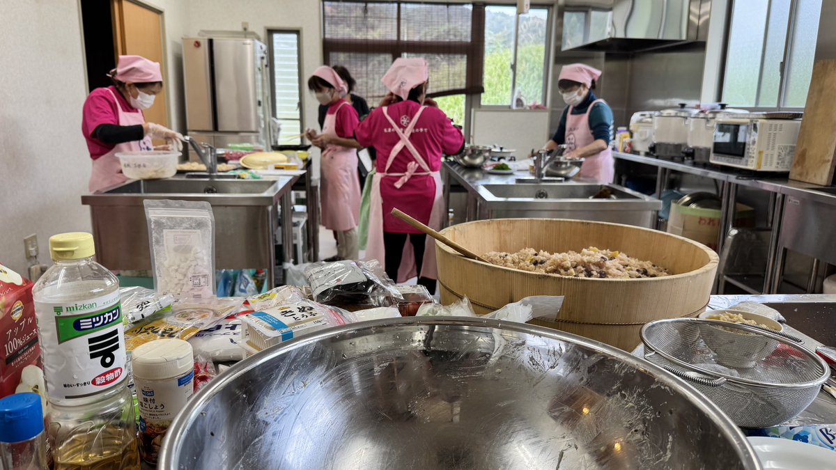 keikouchi23's tweet image. 堀越コミュニティセンターに食推さんがいらして、誕生日会のお食事を作ってくださいました！
10食品群が全部入っていて栄養たっぷり！美味しかったです！
ありがとうございます😊
柿なます、レシピをいただいたので作ってみます！
今年は柿が豊作！
西条柿も出荷中ですよ〜

#美祢市
#サロン
#健康
#PR