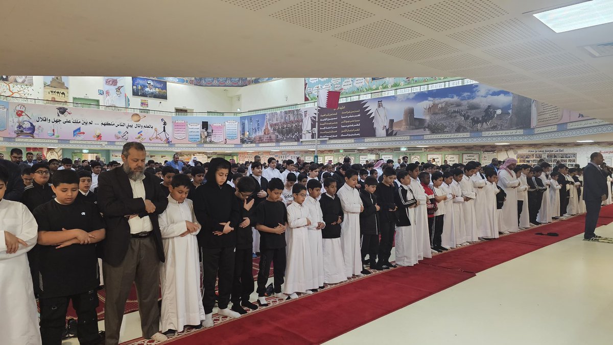 وقد التزم الطلاب والمعلمون في الصلاة ثم استمعوا إلى خطبة الصلاة وابتهل الجميع إلى الله بالدعاء  سائلين المولى أن يغيثنا ويرزقنا الغيث ولا يجعلنا من القانطين وبعد انتهاء الصلاة توجَّهَ جميعُ الطلاب إلى الصفوف مباشرة.