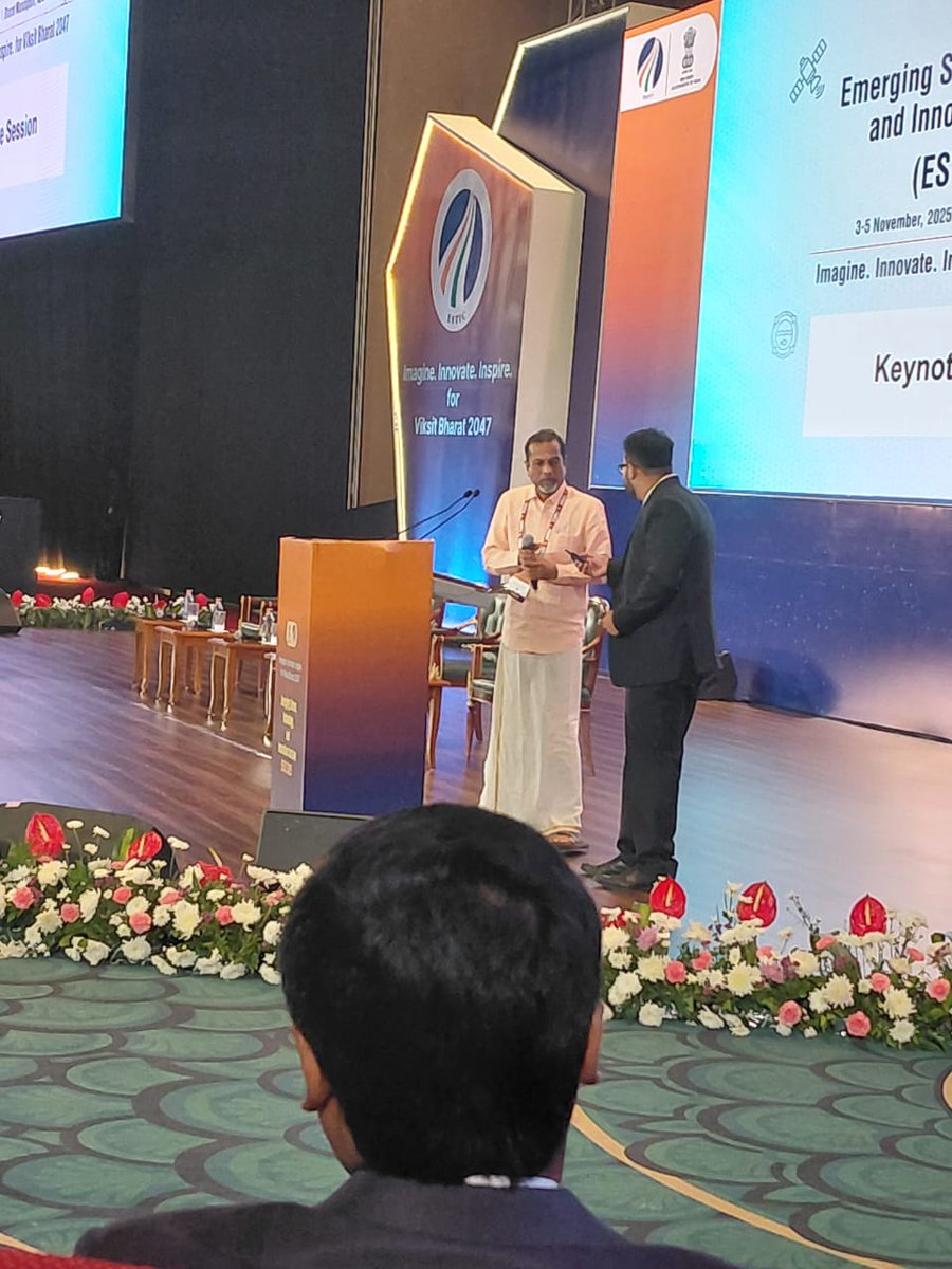 codernotme's tweet image. Throwback to ESTIC 2025 held at 𝐁𝐡𝐚𝐫𝐚𝐭 𝐌𝐚𝐧𝐝𝐚𝐩𝐚𝐦, 𝐃𝐞𝐥𝐡𝐢 from 3rd - 5th Nov, 2025

For more info, check out my LinkedIn post
linkedin.com/posts/codernot…

#estic2025 #StartupIndia #tacklestudioz #deeptech #pitch #Networking