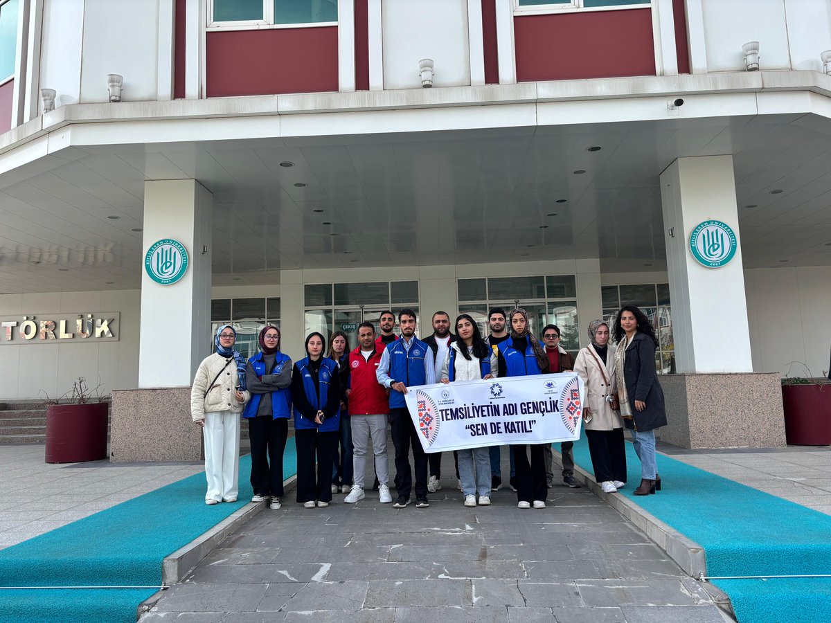 “Temsiliyetin Adı Gençlik: Sen de Katıl” programı kapsamında, gençlik liderlerimiz ve gönüllü gençlerimizle birlikte Bitlis Eren Üniversitesi Rektörü Prof. Dr. Necmettin Elmastaş’ı ziyaret ettik.
Misafirperverlikleri için teşekkür ediyoruz.