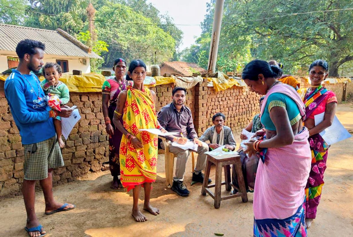 CEOChhattisgarh's tweet image. 📍छत्तीसगढ़ विशेष गहन पुनरीक्षण (SIR) अभियान

📄Enumeration Form का वितरण है जारी
✍🏻BLO घर घर जाकर दे रहे हैं गणना प्रपत्र।
📌गणना प्रपत्र भरें और मतदाता सूची को अद्यतन करने में सहयोग करें। (1/2)

@ECISVEEP
#SIR2026 #BLO #EnumerationForm