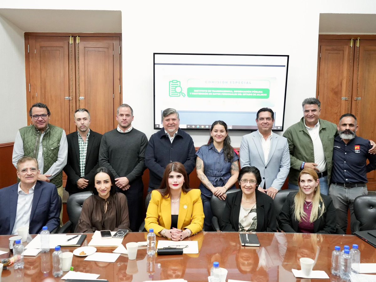 La presidenta de la Junta de Coordinación Política, diputada María del Refugio Camarena Jáuregui, junto con las y los coordinadores de todos los grupos parlamentarios, sostuvieron una reunión de trabajo con la Contralora del Estado, Mtra. María Teresa Brito.