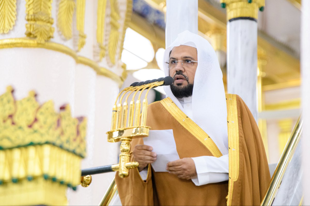 سمو  أمير منطقة #المدينة_المنورة #سلمان_بن_سلطان وجموع المصلين يؤدون صلاة الاستسقاء في #المسجد_النبوي الشريف.