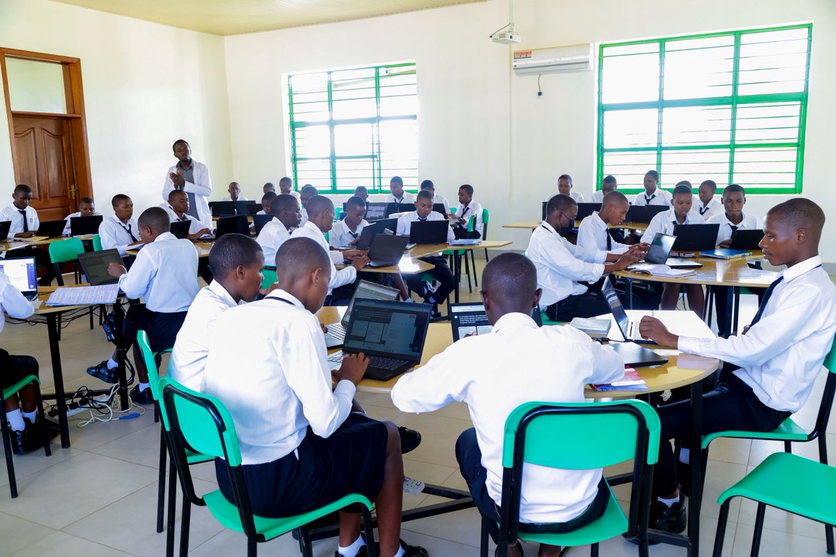 Rwanda_Edu's tweet image. Speaking to the media, Min. @ClaudetteIrere  highlighted the @RwandaGov  deliberate investment in developing well-qualified teachers—an essential pillar of Rwanda’s Vision 2050 and its ambition to build a knowledge-based economy.