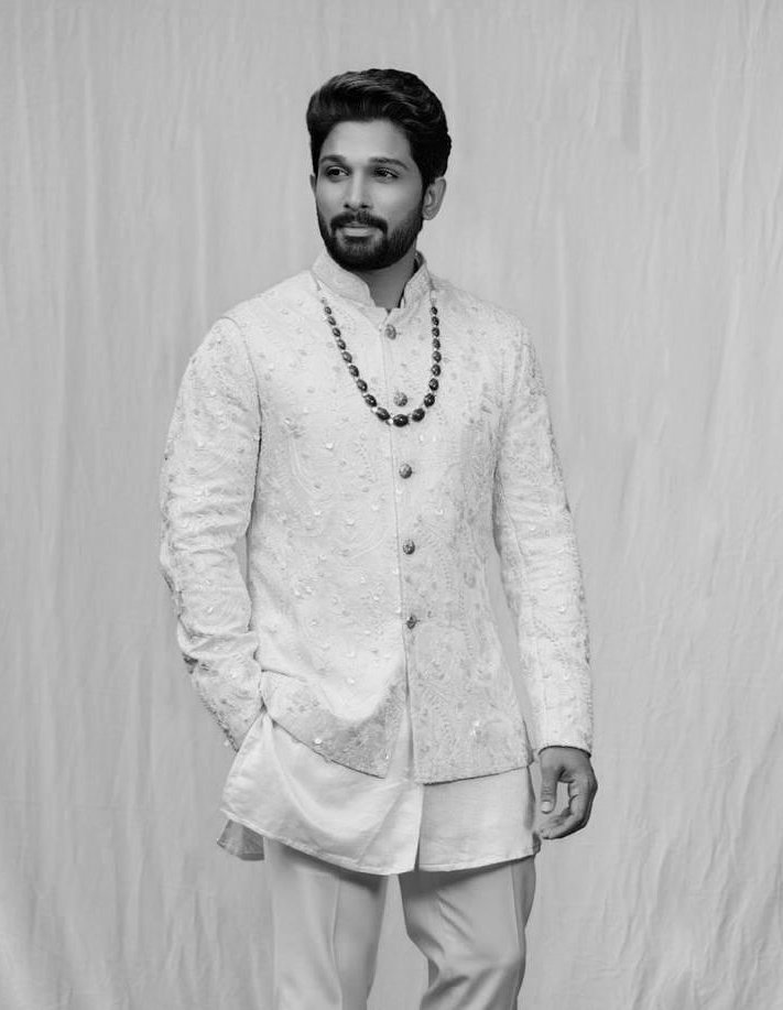 euphoriaIcon's tweet image. The Man Defines Style &amp;amp; Radiates Swag!🤍💥

@alluarjun #AA22