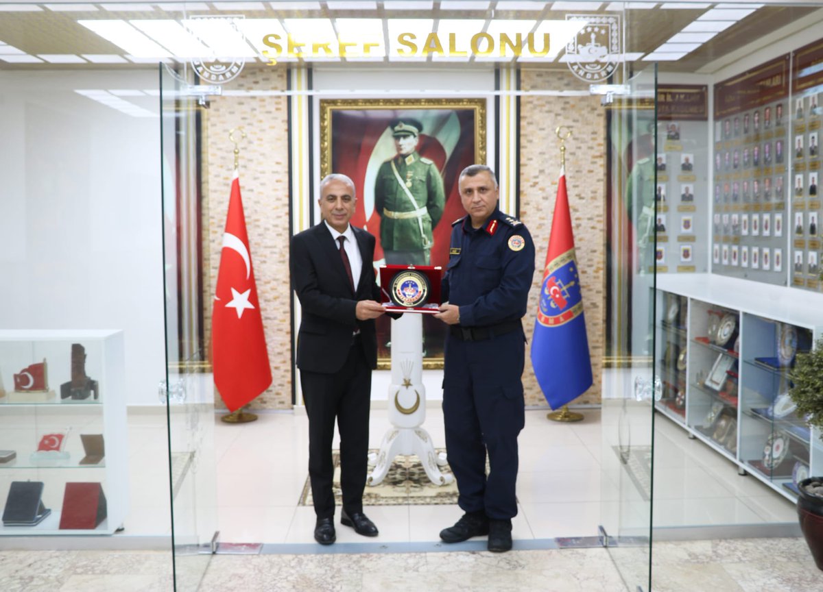 Sayın İzmir İl Jandarma Komutanı Tümgeneral Dr. Metin DÜZ ile kurumlar arası işbirliği hususunda istişarede bulunduk. Misafirperverliğinden dolayı kendisine teşekkür ederim.
