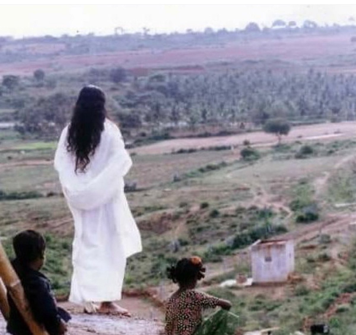 jainajgd's tweet image. 44 years!
184 Countries!
850 million lives impacted!
Here is a picture of @gurudev gazing out at what would eventually develop into @thebangaloreashram. Today we celebrate the commencement of 45 years of the @artofliving and a One World Family.