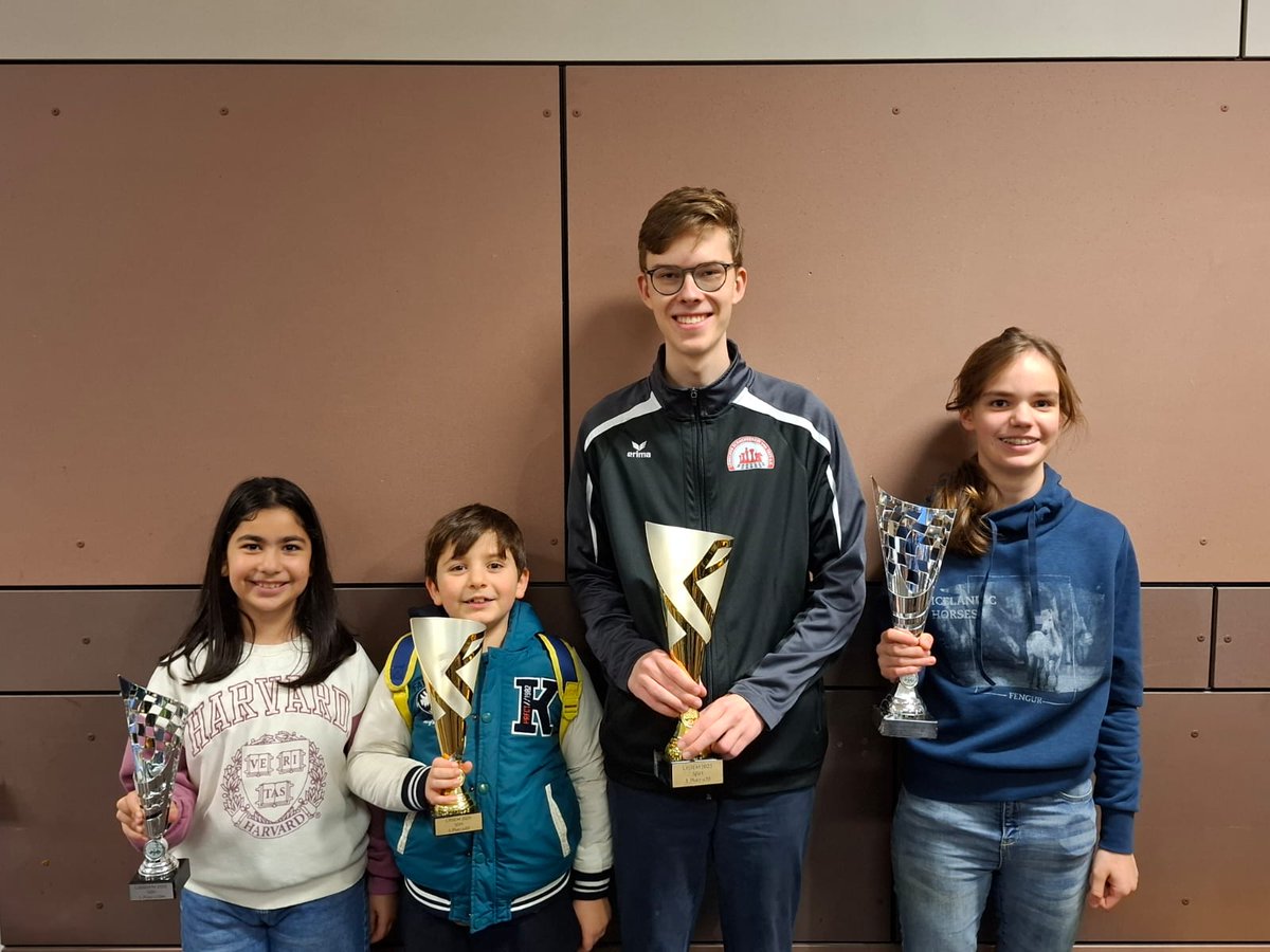 Erfolgreiche Jugendarbeit: bei den Landesjugendmeisterschaften im Schnellschach räumte der Lübecker Schachverein vier Titel ab. Und das, obwohl einige der Spieler vorher den unangenehmen Schritt vom Geheimfavoriten zum Favoriten machen mußten. #Schach 
lsv1873.de/aktuelles/nach…