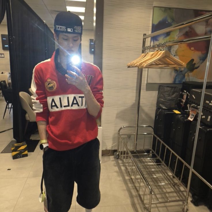 riiiyoung's tweet photo. ด้าน vibe, style, ชอบใส่หมวก, ชอบแต่งตัว https://t.co/X1PEIT905g