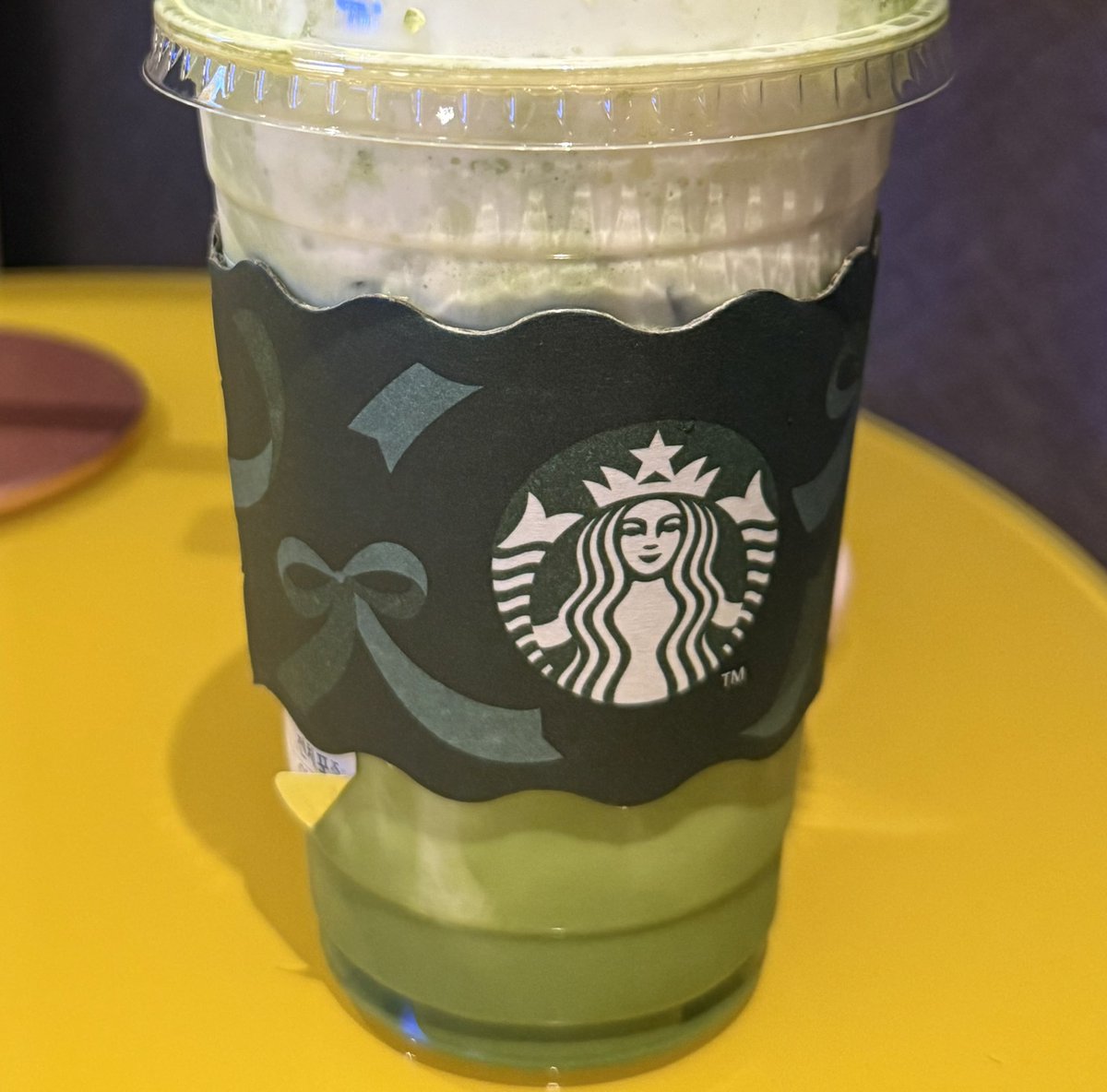 정신을 차리기 위해
휘핑크림을 듬뿍 넣고
말차샷도 추가한
찐한 말차라떼를 마셔보겠다!
슬리브가 너무 예쁘네😍