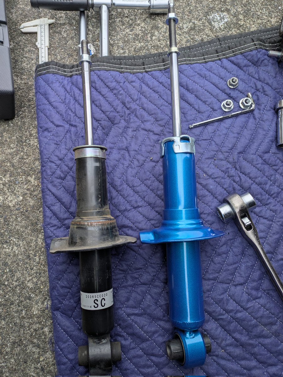 snow_GARAGE's tweet image. 久しぶりのBRZネタ
ZC用のツーリングA流用(リアのみ)
ロアシートの高さは一緒だけど、皿の形状が違います。
バネの内径が違うので乗せ方がちょっとコツいるけど使えます。
尚、減衰ダイヤルがすごい飛び出すので内装カット必須