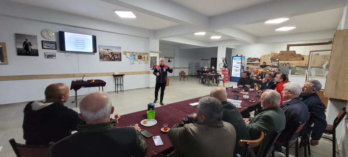 İl Müdürümüz İslam KÖSE’nin katılımlarıyla düzenlenen gece eğitiminde Bitkisel Üretim ve Bitki Sağlığı Şube Müdürümüz Nadi AYGEN tarafından üreticilerimize;

Buğday Yetiştiriciliği, 
Tarımsal Desteklemeler, 

Bitkisel Üretimin Planlanması konularında eğitim verildi. 
<a href="/TCTarim/">T.C. Tarım ve Orman Bakanlığı</a>
