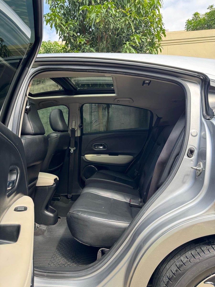 Dari sekian banyak HRV yang pernah saya test, 2017 ini masih jadi salah satu favorit saya dari sekian banyak anggota klan HRV, karena selain tergolong lega namun juga dikasih tenaga yang sangat sangat sangat memadai dengan rasio konsumsi BBM yang tergolong masih "aman" buat