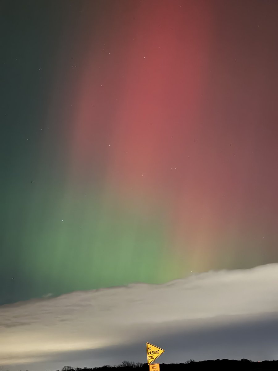 Grayslake, Illinois just off Route 45, same corner Tuesday night at 10:30p and Wednesday night at 10:03p #NorthernLights #aurora #Chicago #Ilinois