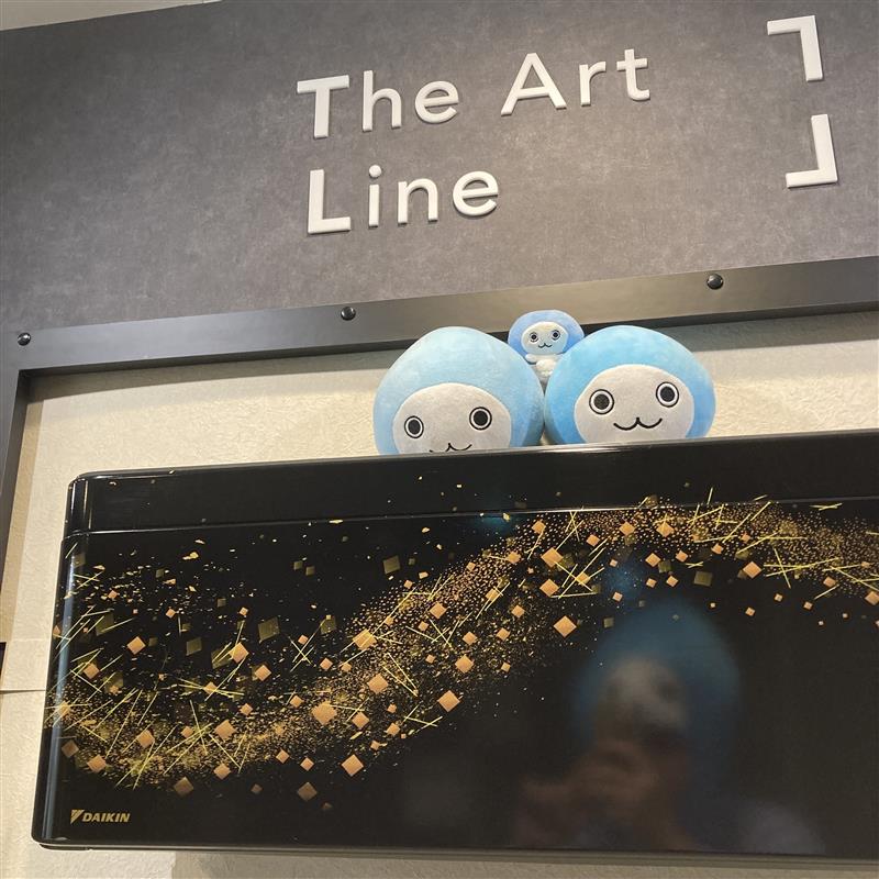 今日は「#うるしの日」🎨
The Art Lineの“漆”デザインは、
深みのあるツヤと、上品な輝きが魅力。
近くで見るとまるで本物の漆のような深みと艶を感じます✨
光を映すその美しさが、空間に深みをもたらします。
そんな魅力を、ぜひ感じてください💧