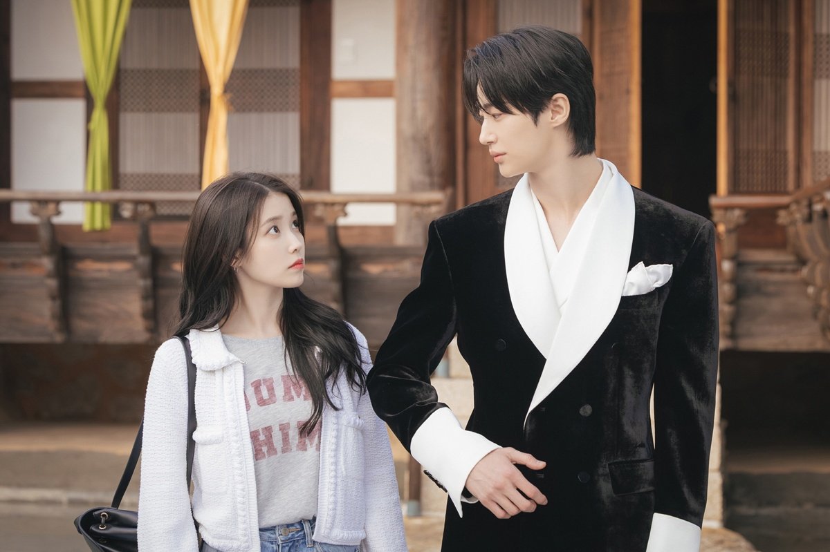 왕족 변우석과 평민 아이유라니…베일 벗은 '21세기 대군부인' 
#아이유 #IU #변우석 #邊佑錫 #ByeonWooseok #2026년 
#21세기대군부인 #PerfectCrown #MBC드라마 #iMBC연예 

'21세기 대군부인'​은 21세기 입헌군주제 대한민국을 배경으로 모든 걸 다 가진 재벌이지만 신분은 고작 평민이라