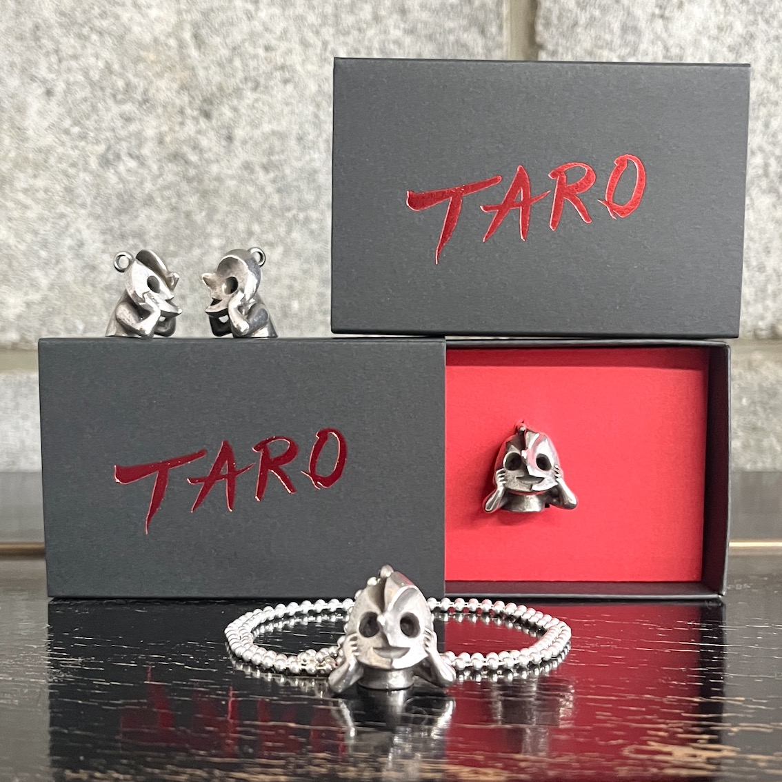 taro_kinenkan's tweet photo. クリスマスの足音が近づいてきましたね🎅💭

「ペンダントヘッド 若い夢」は、特別なギフトにぴったりの#TAROグッズ✨
シルバーを贅沢に使用し、錆びにくく半永久的に使えるアクセサリーです。

自分へのご褒美や、大切な方へのプレゼントにいかがですか？🎁 https://t.co/AuaGTCjGDK
